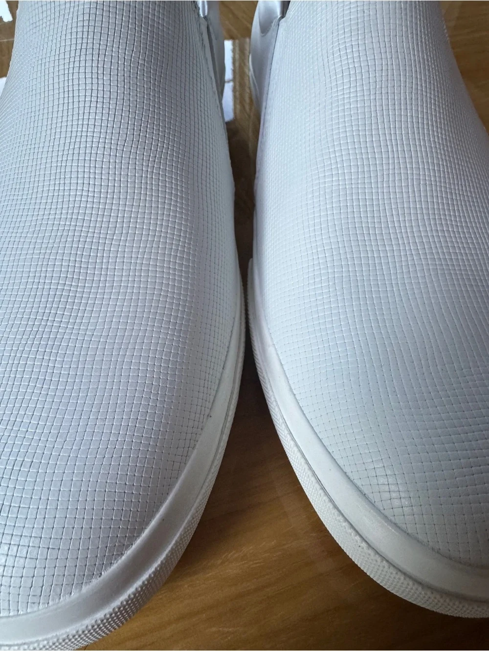 Vince White Leather Slip-On Sneakers Men’s Size 11M Textured Casual Shoes NWOT